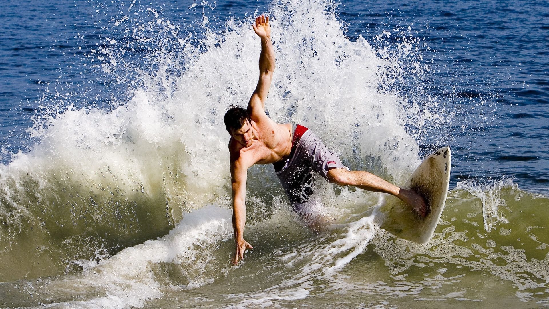 欧冠八强次回合:巴黎1比0皇马 绝平进球被吹后,补时再进一球完成复仇